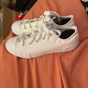 Converse white kids sized 3